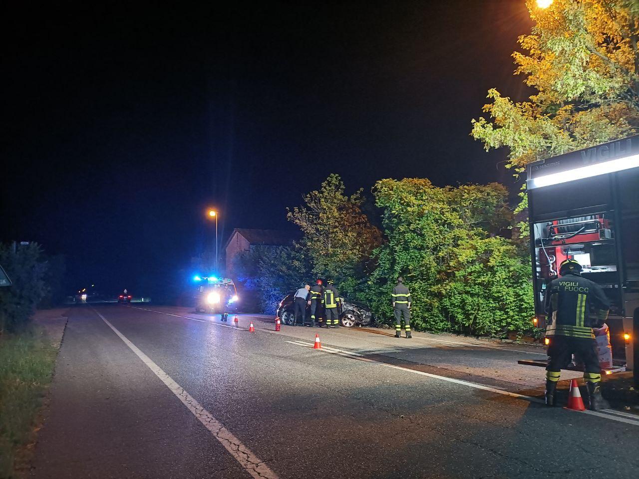 Immagine per Finisce fuori strada nella notte sulla Mainizza, distrutta l'auto